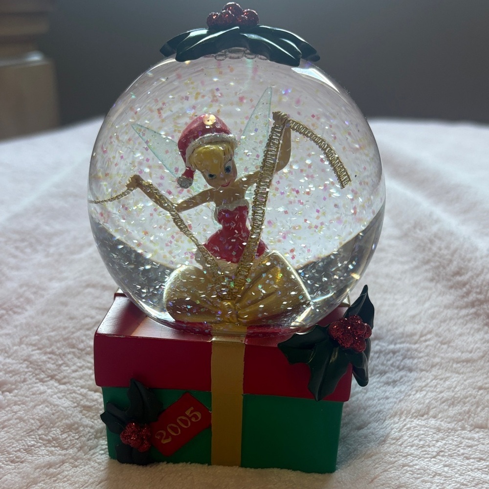 2005 Disney Holiday Fairy Snow Globe with Red and Green Base - Picture 2 of 5